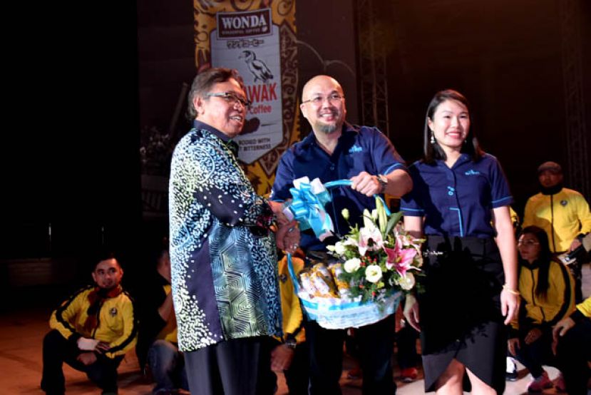 ETIKA有限公司东马与汶莱总经理蔡志德（中）将印有&ldquo;砂拉越版&rdquo;的限量版咖啡，赠送予拿督巴丁宜阿邦佐哈里（左），右一为品牌经理陈俊颖。