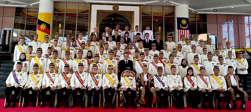 敦丕显斯里泰益玛目在砂州议会会议开幕礼上与朝野议员大合照。