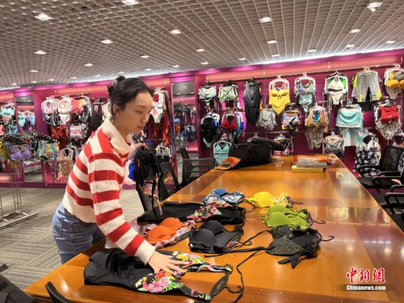 &ldquo;95后&rdquo;泳装从业者张嘉锐在工作。