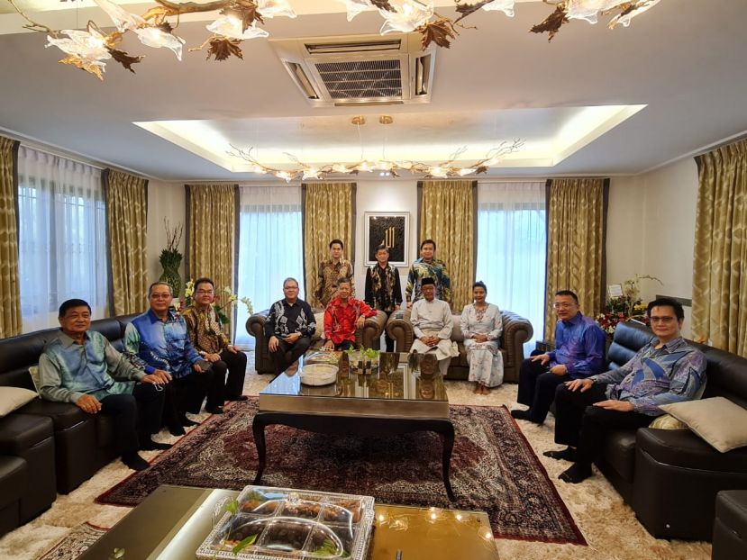 古晋中华总商会会长拿督陈日枝与众理事们向旅游、创意和艺术表演部部长拿督斯里阿都卡林伉俪贺节。