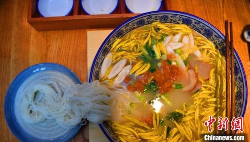 云南过桥米线。