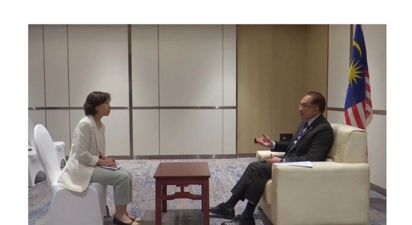 首相安华接受中国国际电视台访问。