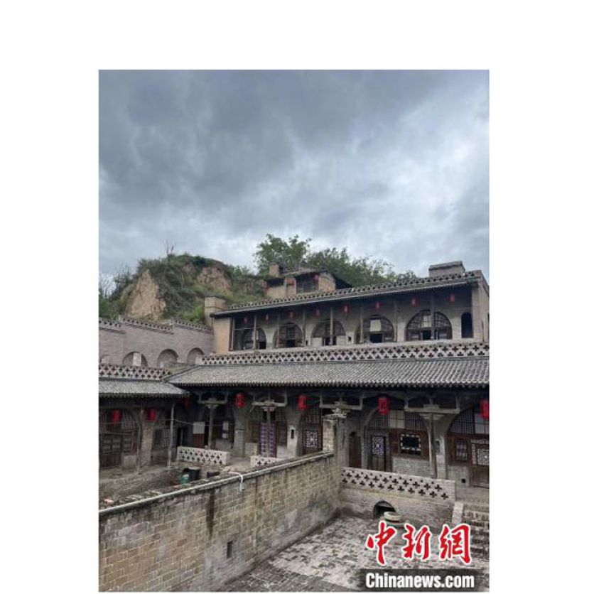 一层秋雨过后，深居群山之腹的张家塔村愈发静谧安详。