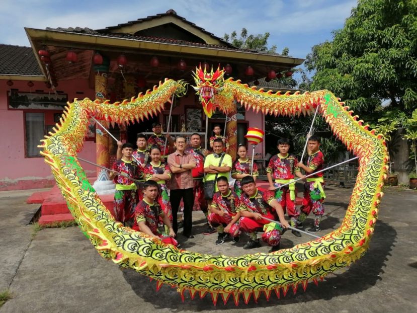 青草路圣德恩宫新成立的龙队，将联合各个狮团在该宫庆祝孙大圣佛祖千秋宝诞中表演；右4起为团长陈义成、北市行政委员薛华东等人。