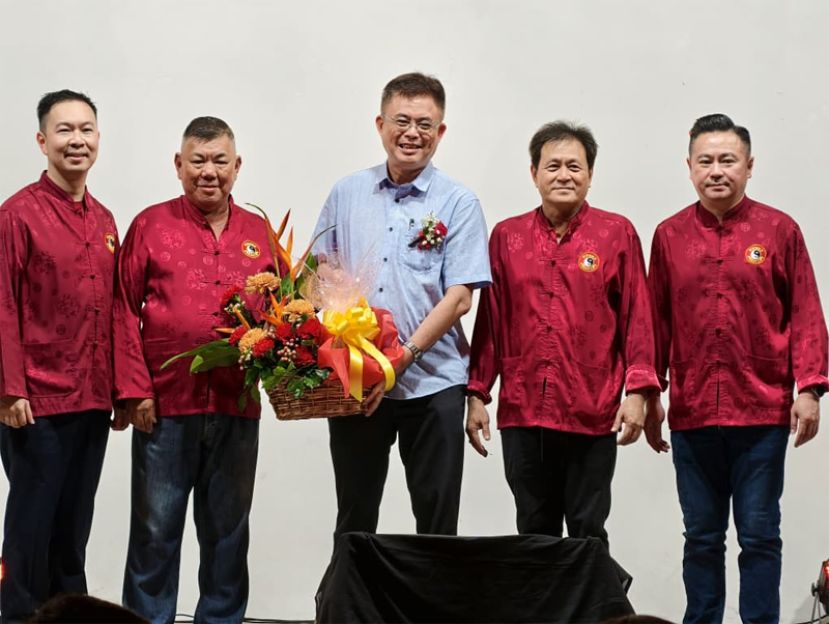 筹委会主席卓文德（左二）在主席方文祥太平局绅（右二）副主席刘宥宏（右一）及秘书秘书长吴志鸿（左一）陪同下赠送水果礼篮予主宾巴达旺市议会主席陈开（右三）。
