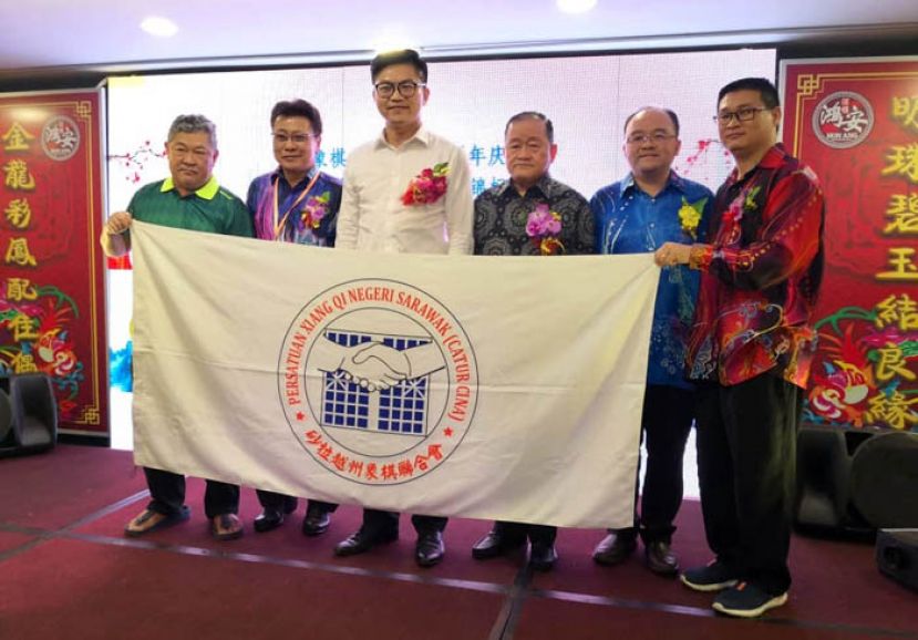 砂象棋联合会主席曾令威（右1起）、会长甲必丹拿督刘思乐在拿督斯里刘为强、黄庆伟及沈象文见证下，象征性移交下届比赛的主办权给木中象棋公会会长兼砂象棋联合会副会长贝丘镇江。