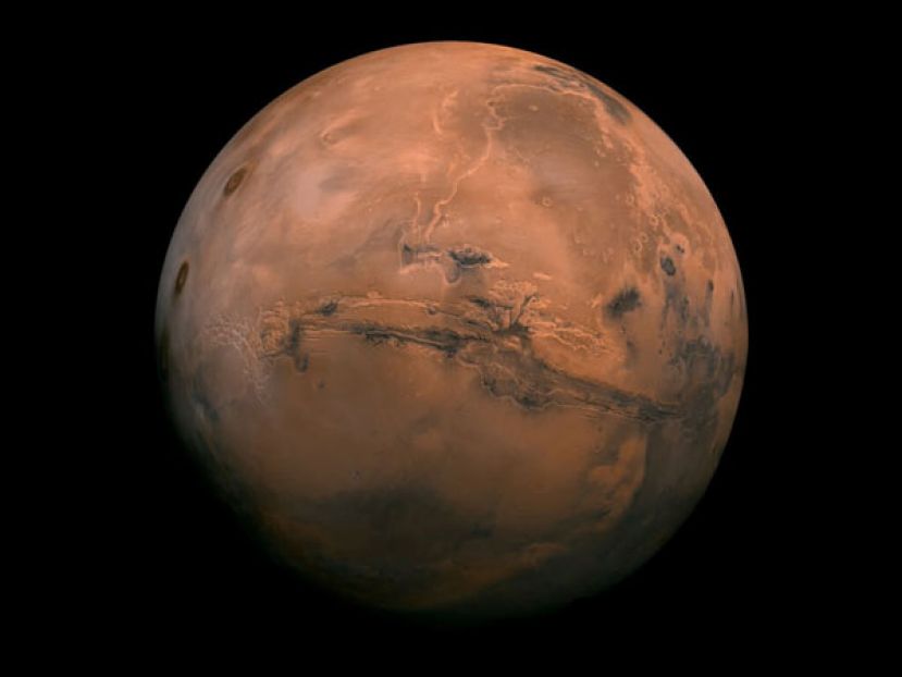 研究显示，在最外层的火星地壳中，岩浆或熔岩在冷却和凝固过程中形成的裂隙火成岩中存在液态水储层。