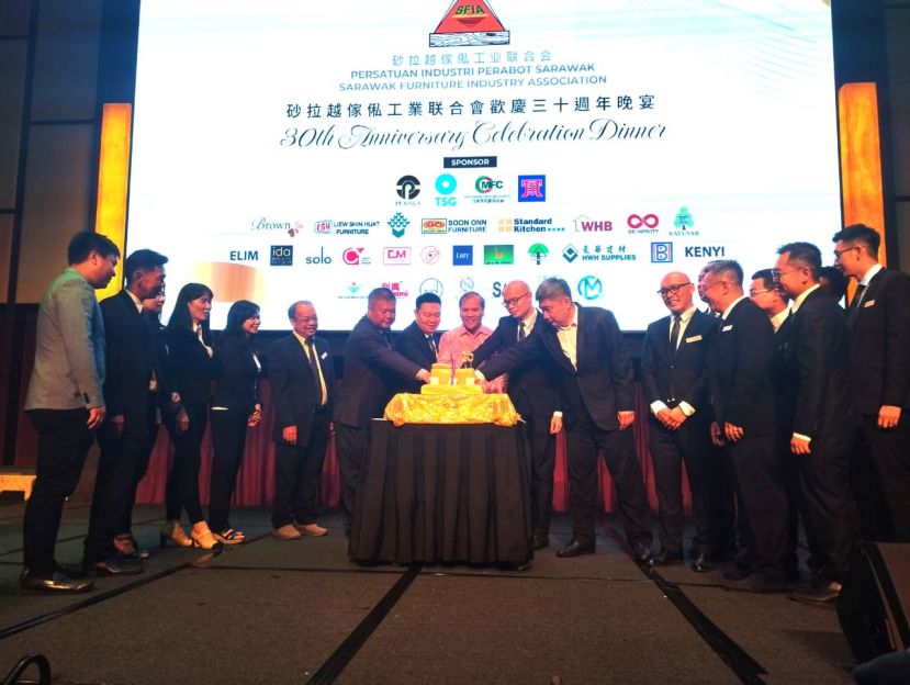 在砂傢俬工业联合会欢庆30周年的晚宴上，众嘉宾一起切蛋糕时摄。