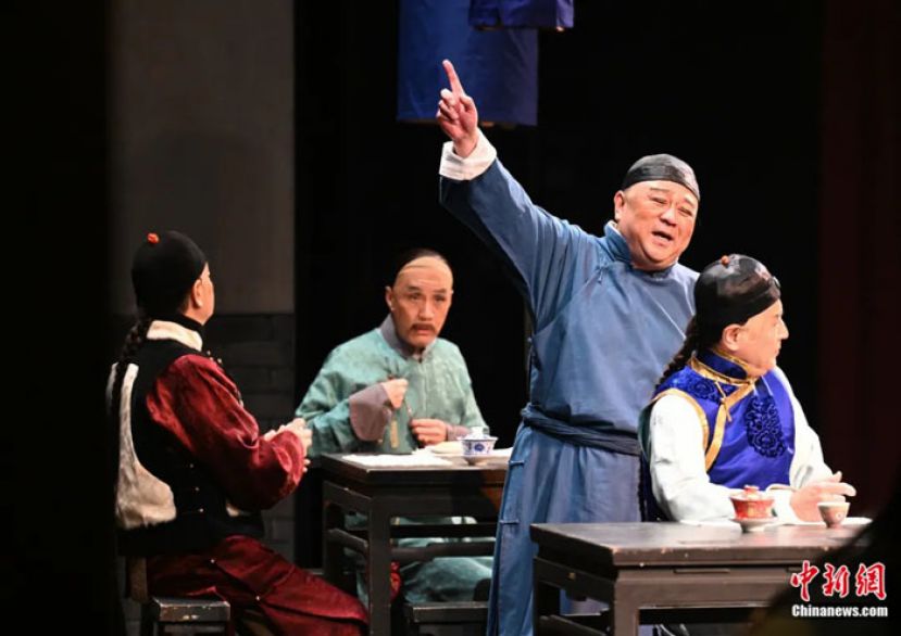 《茶馆》在首都剧场演出的剧照。