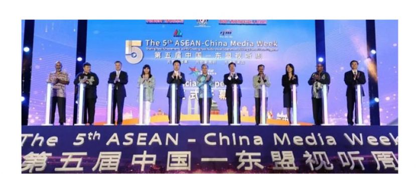 法米(中)为中国&mdash;东盟第5届视听周主持剪彩。