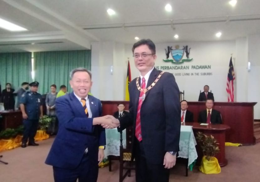 砂副总理拿督斯里沈桂贤（左）恭贺走马上任为巴达旺市议会主席陈开时摄。