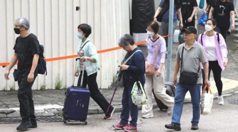  居民带备箱子等抵达宏福苑登记上楼收拾。