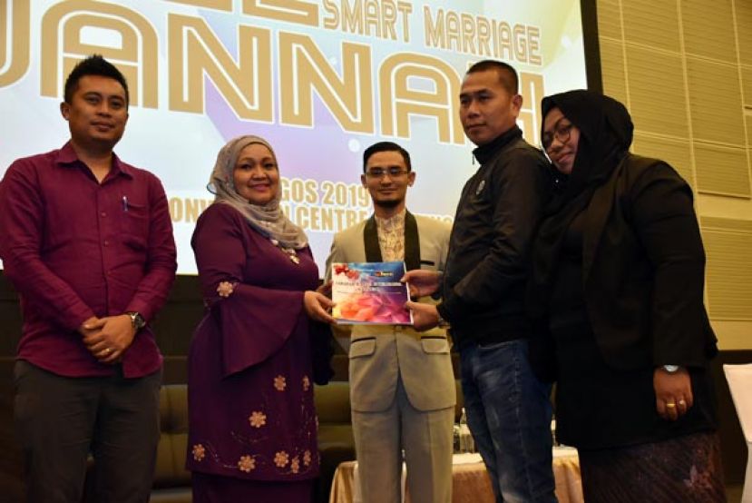 砂女与家庭局局长诺丽雅（左二）颁发全场模范夫妻奖予亚历芬山苏汀及其夫人朱奈娜（右二与右一），左一为筹委会主席杰克及讲师阿邦苏希（右三）。