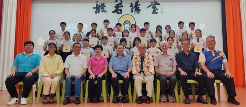 右起为古晋中华第一中学校长李志鹏、古晋中华第四中学校长官晨阳、古晋佛教居士林秘书长方志浩、林长蔡明田、主宾拿督黄鸿圣、古晋居士林妇女团团长郭秋贤、庶务李河龙以及青年团团长蔡贤康和各校推荐品学兼优的学生合影。