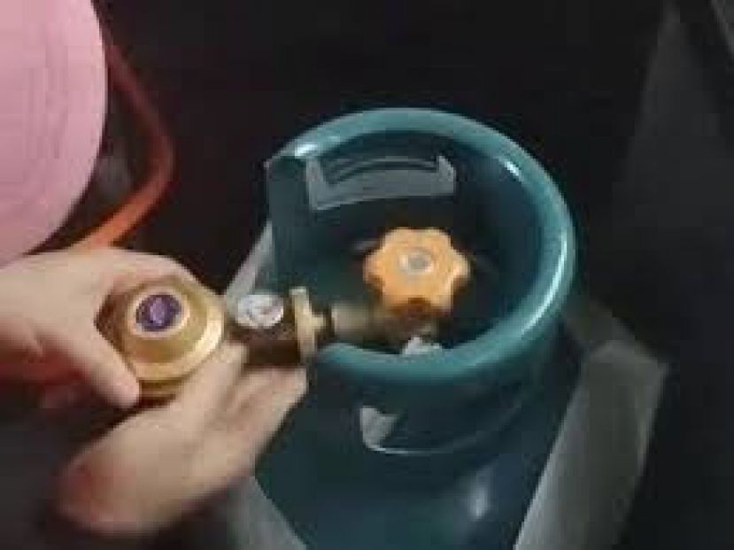 骗子冒充检查员工，声称需要检查居民家中的煤气桶或天然气设施。