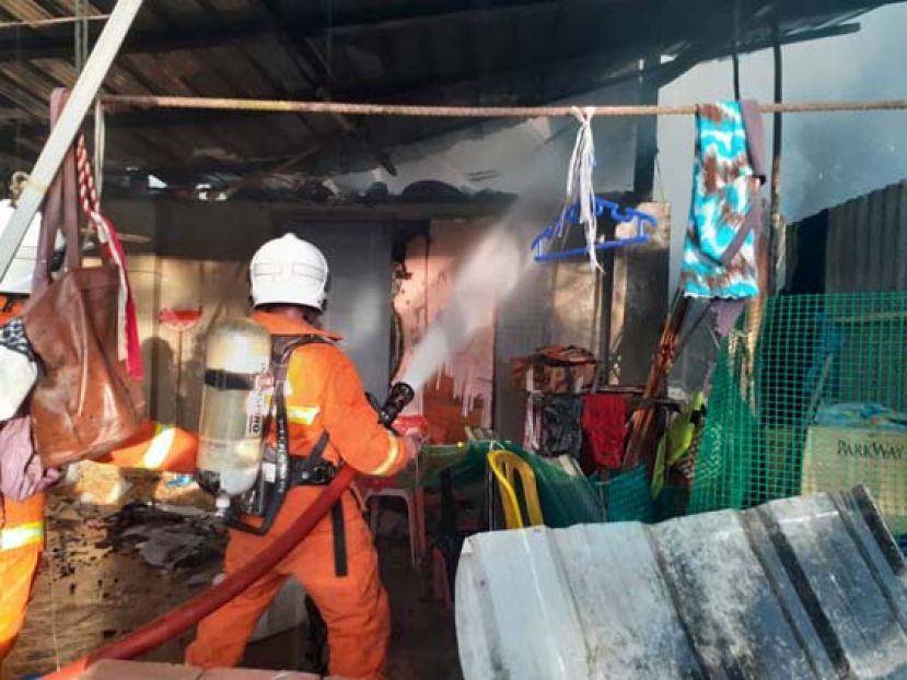 消拯人员展开灌救工作。