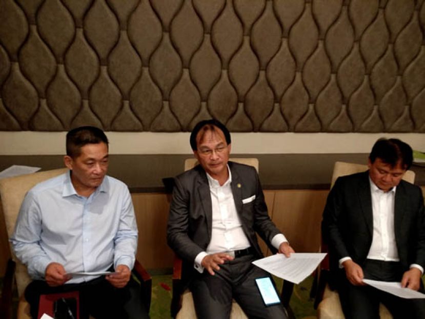 工程部长巴鲁比安（中）在特别事务官施志豪（左）以及卡连区州议员阿里比朱的陪同下召开记者会。