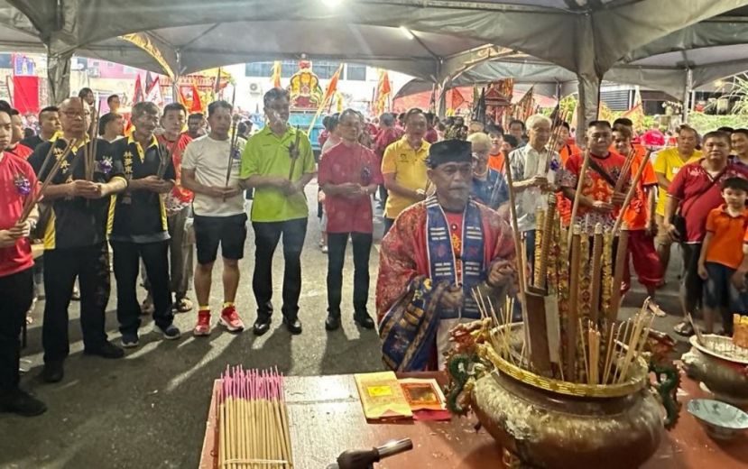 拿督罗克强（右6起）、林志雄、陈开、甲必丹陈君义等善信在辉盛广圣宫办巡游前举香向广泽尊王祝寿。