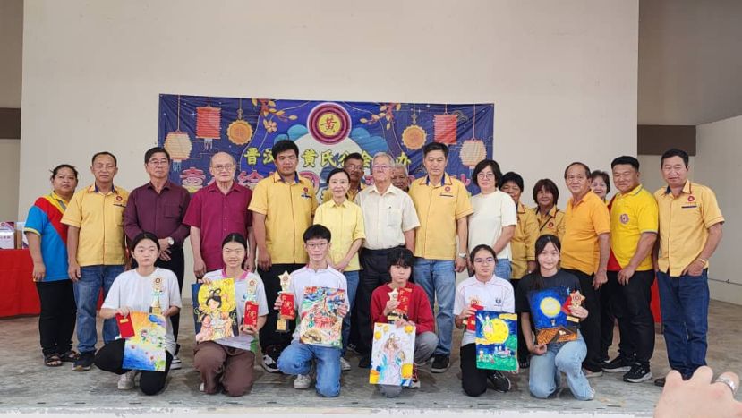 中学组得奖者与理事筹委们，砂总理署政治秘书许徳婉（后排左6）以及社区领袖合影。