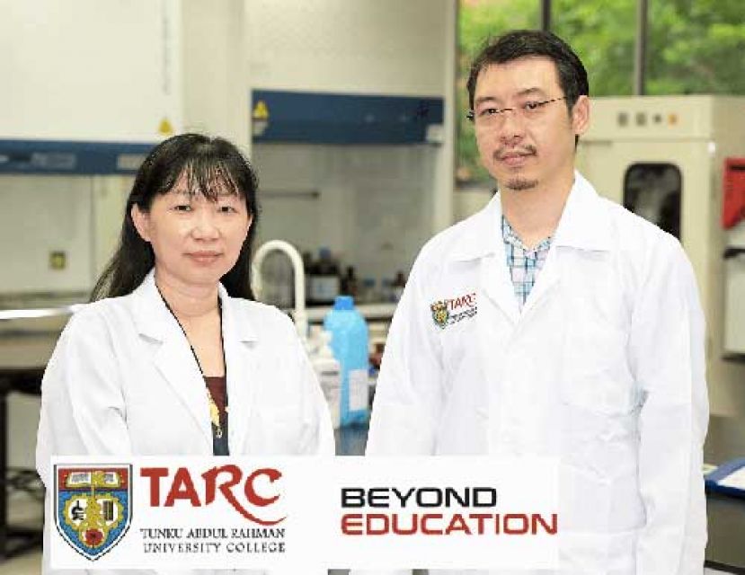 胶银科研主导人骆翠凤（左）与傅子文。