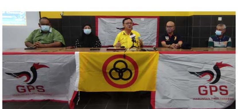 巴都吉当区州议员罗克强(中)召开新闻发布会时摄。