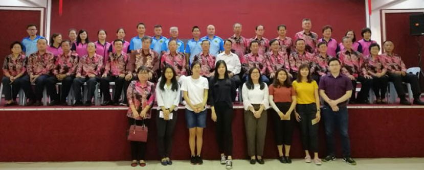 古晋兴安会馆众理事与获奖者合影，左起妇女组主任郑玉兰、青年团团长何国发、财政刘顺荣、监察方睦斌、秘书陈健康宁、顾问刘文侯，顾问郑瑞福、教育主任林德泰、执行顾问郑瑞金、会长黄张金发、副会长甲必丹陈国璋、副会长郑文发、副会长李福光、副会长张义兴、副会长甲必丹郑金玉及副秘书关伟华。