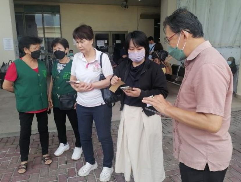  薛华东（右）联袂志工吴普合（右3起）、邱艳玉、林秀惜同刘利佳医生（右2）交流。