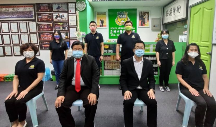 亚洲中医技职学院院长江宗兴（前排左2）、主任江邦仲（左3）与线上应试学员合影。前排左为张洪敏、江秀云（右）；后排左起是苏页蒨、刘子荣、陈永同、行政助理黄如君