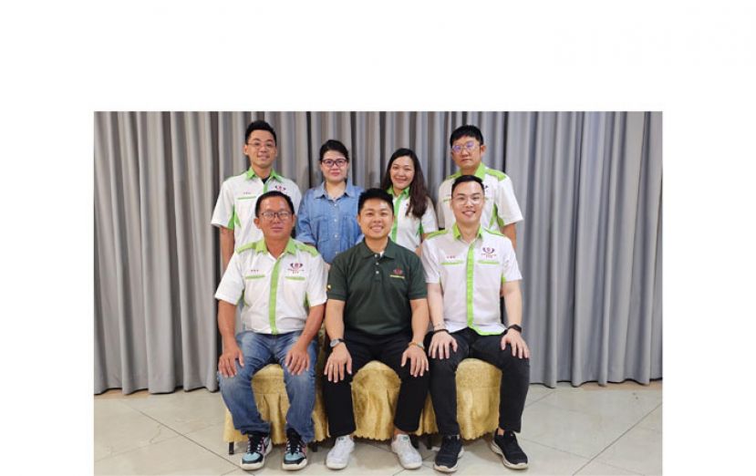 2024年晋汉连省华小乒乓球锦标赛筹委会合照。前排左起为蔡青团长蔡春泉，筹委主席蔡健平，秘书蔡健琛。后排左起为财政秉衡，策划明杏，奖品/纪念品东雁，协调鹏杰。