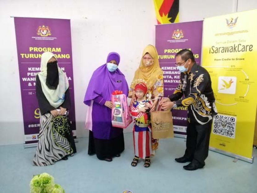 妇女、家庭及社会发展部副部长拿督西蒂再拉（左二）颁发奖品特殊儿童，右二为拿督斯里陈赛明。