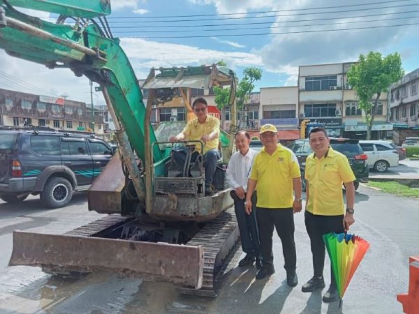 罗克强(左一)积极处理十哩水压低问题。右起为巴达市议员员庄育华、本固鲁林应发及巴达旺市议员林良纪。
