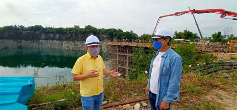 砂副首长兼石角区议员沈桂贤(左)昨日巡视兴建中的石角洪清河石厂美化工程，并听取旺砂有限公司首席行政员方文瑞(右)的工程进展与简报。