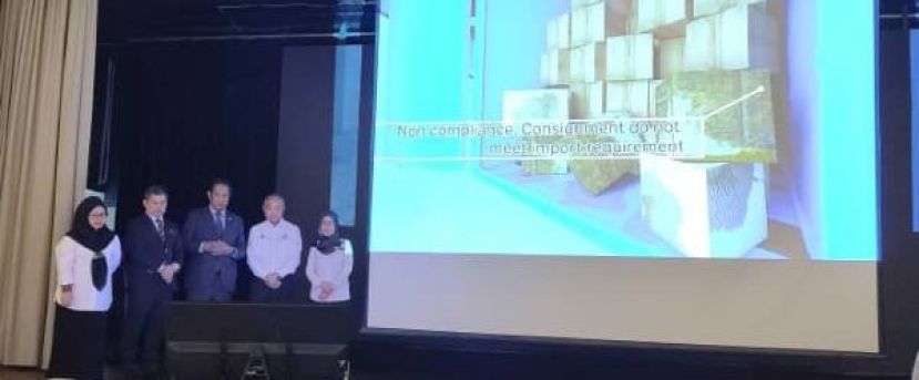 代为出席的砂食品工业、原产业及区域发展部副部长阿都拉曼依斯迈为活动主持开幕礼时影。