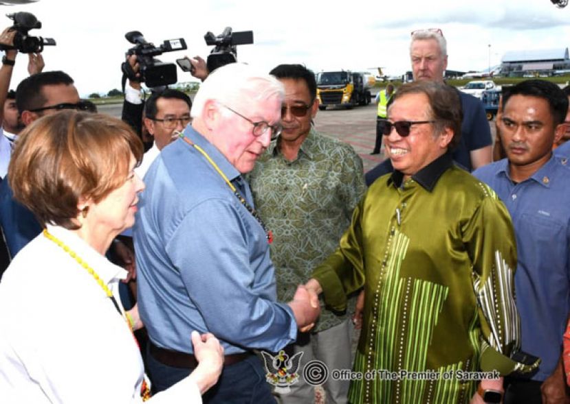 砂总理拿督巴丁宜丹斯里阿邦佐哈里迎接到砂拉越进行一日访问的德国总统施泰因迈尔。