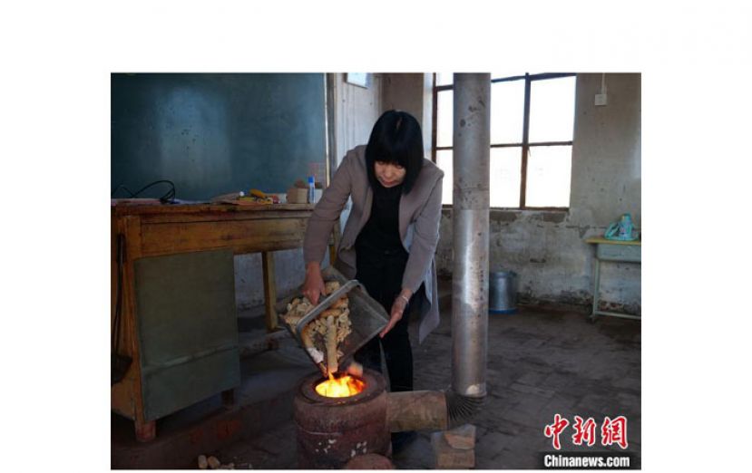 未允侠早早来到教室点燃火炉。