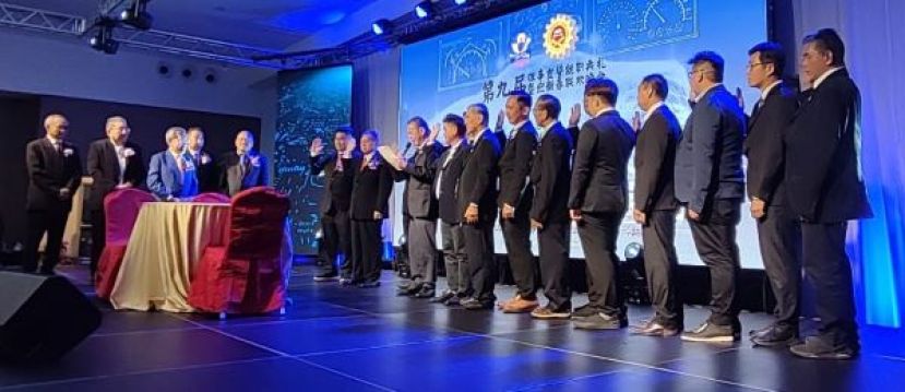 在总会永久名誉总会曹志成、古晋南市市长拿督黄鸿圣、主宾拿督阿玛沈桂贤、总会署理会长叶观良以及总会永久名誉总会长拿督诸炳发的见证下，古晋汽车修理商公会第九届理事宣誓就职时影。