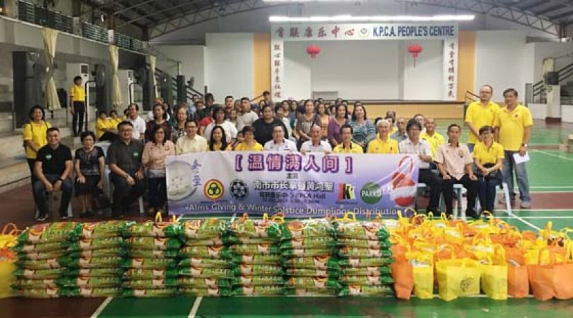 &ldquo;温情满人间&ldquo;布施活动上，受惠民众与嘉宾合影。