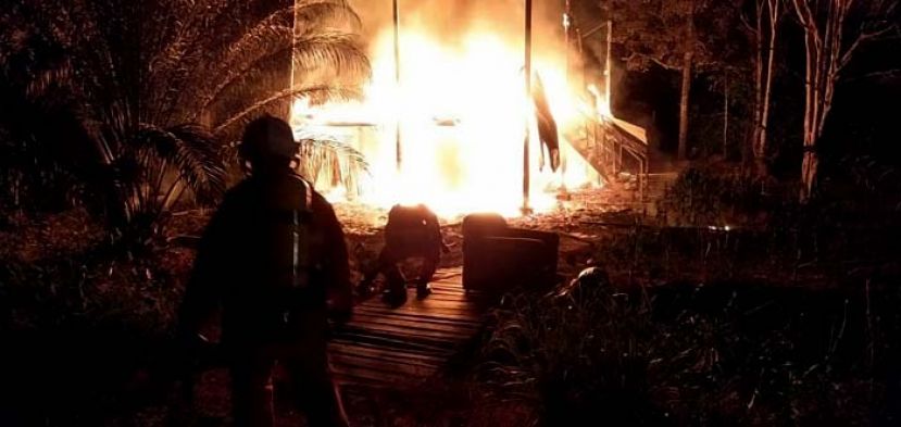 甘榜恩达吉斯鲁玛班达木屋陷入火海。