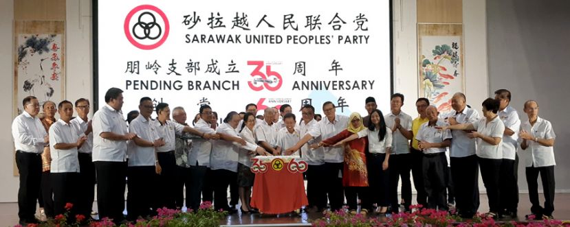 砂人联党主席拿督沈桂贤率领党领袖在该党朋岭支部成立34周年暨创党60周年晚宴上共切纪念蛋糕。
