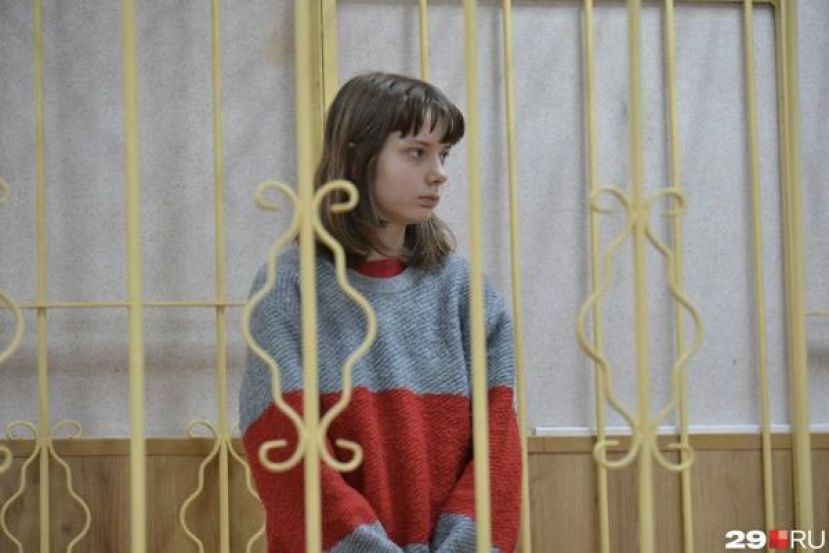 俄罗斯19岁少女因反对在乌克兰的战争而遭软禁，并戴上电子脚镣，未来可能被判处最高10年的有期徒刑。