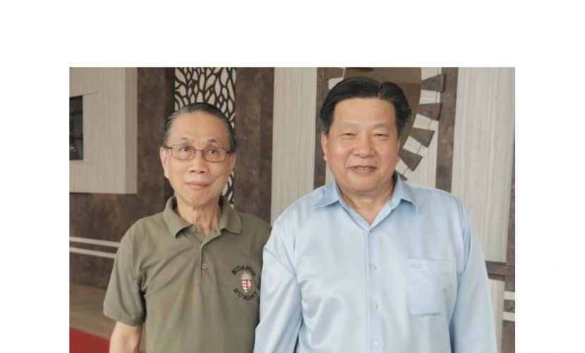 砂医总会长江宗兴（右）与槟城中医研究学院院长頼开检在诗巫相见欢作交流。