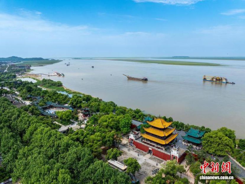 屹立在洞庭湖畔的岳阳楼。