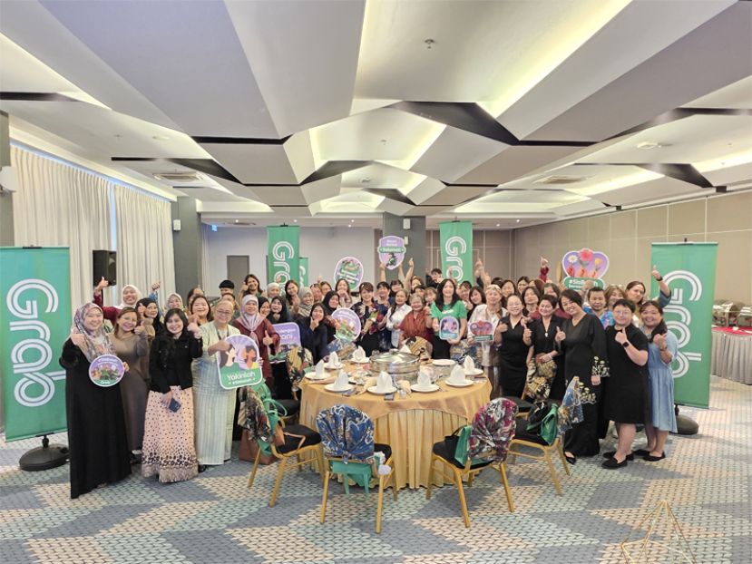 出席国际妇女节暨开斋晚宴的Grab 女驾驶员与出席的嘉宾们合影。