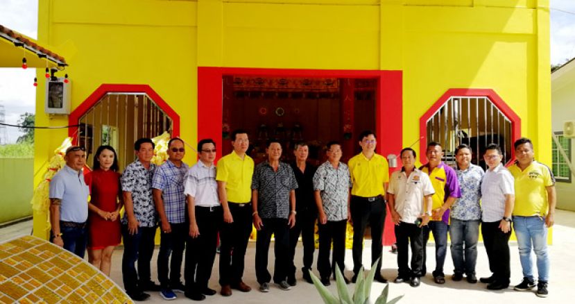 众嘉宾在老港下圣淘沙南海观音新庙前合影，为左起;嘉宾黄小财、庆典第二副主席叶翠莺、名誉顾问拿督杨福兴、名誉顾问龚财兴、顾问田志和、叶耀星市议员、庆典第一副主席张俊发、筹委会主席沈金桦、名誉顾问天猛公陈如飞、砂首长署政治秘书陈开、甲必丹李道洪、大会主席吴明发、嘉宾龚财源、顾问郑志国及顾问罗智中。