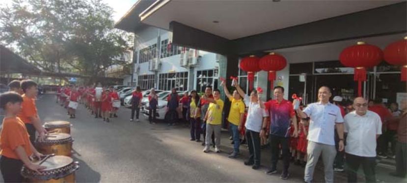 主宾拿督黄鸿圣、窦国洸校董、南市市议员郑神彬以及三小校长黄玉祥等一起鸣笛，以示2026徒步越野活动开跑。