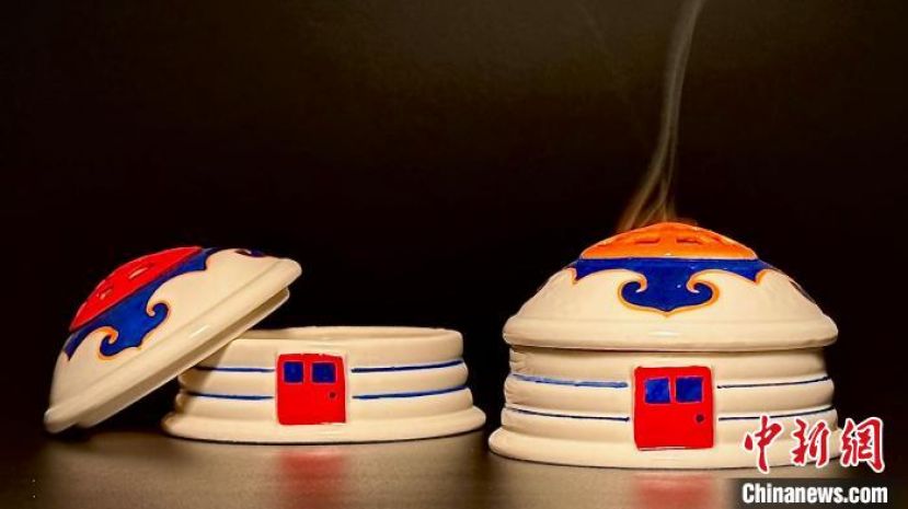 蒙古包形状的瓷器文创作品。