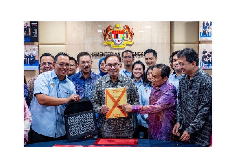 首相安华与准备2024年财政预算案的财政部官员合照。