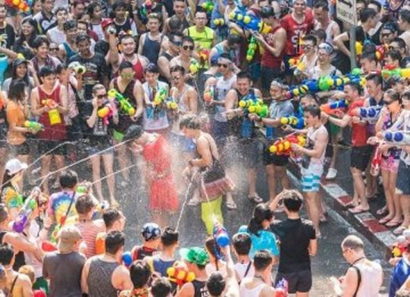 泰国拟将泼水节活动延长至一个月