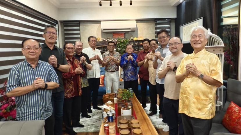 世福永久名誉会长刘为强(左七)向社团闻人蔡传伟(左六)贺年。左起为达万再也商联会会长林瑞钊、本固鲁赖文麒、本固鲁严安干、本固鲁拿督巴杜卡贝朝兴及哥打圣淘沙区议员叶耀星；右起为本固鲁田新华、砂拉越福州社团联合总会会长甲必丹拿督刘思乐、巴达旺市议会主席陈开、天猛公拿督陈如飞及拿督巴杜卡黄世琴。