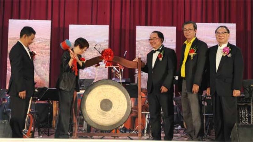 中国驻古晋副总领事宋长虹（左二）在众人的陪同下，为48周年纪念&ldquo;枫疆南北&rdquo;民族音乐晚会进行鸣锣仪式。左为古晋南雁民族管弦乐团副团长兼筹委会主席陈行忠；右起为该乐团团长拿督黄起辉、哥打圣淘沙区州议员叶耀星及大会顾问拿督余民诞。
